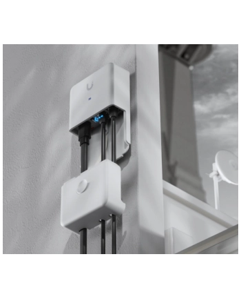 dpter provides power  25GbE connectivity to two connected Wve devices